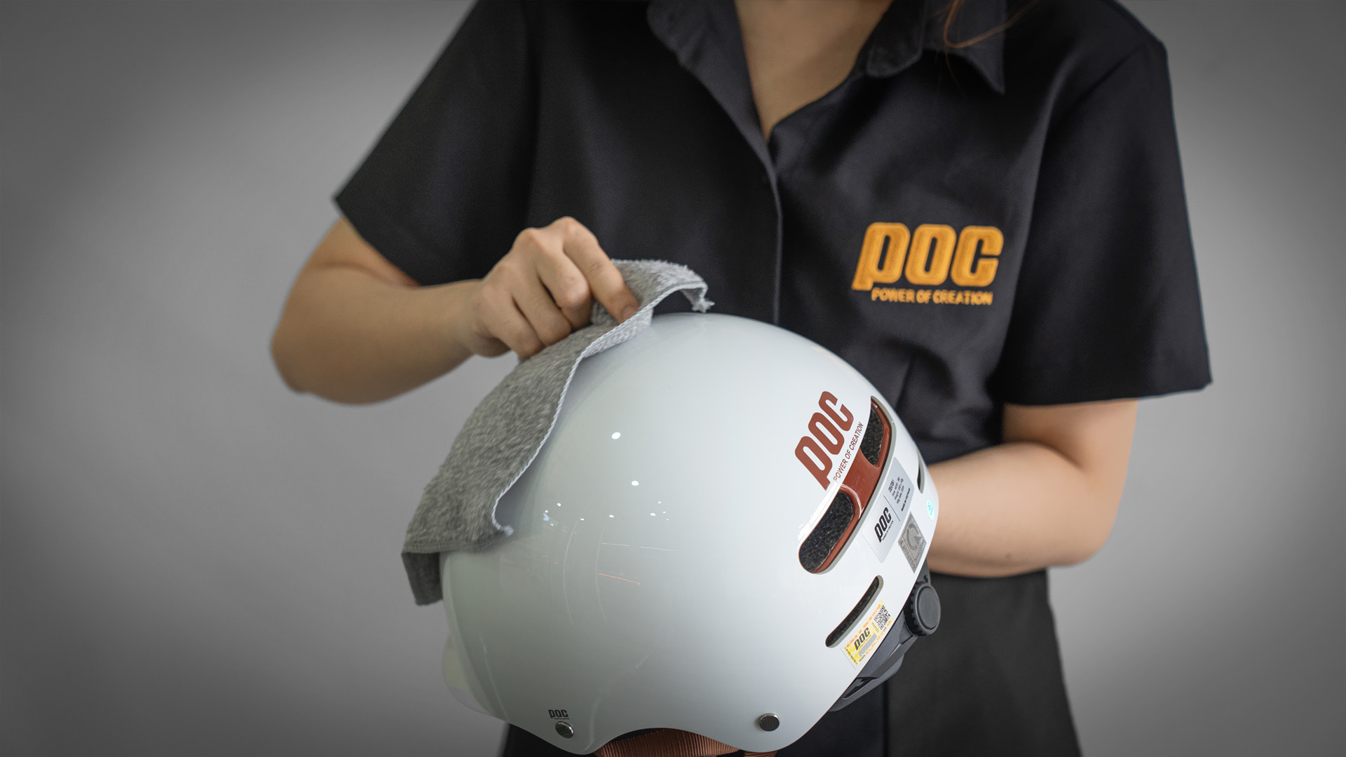 Vệ sinh mũ bảo hiểm định kỳ