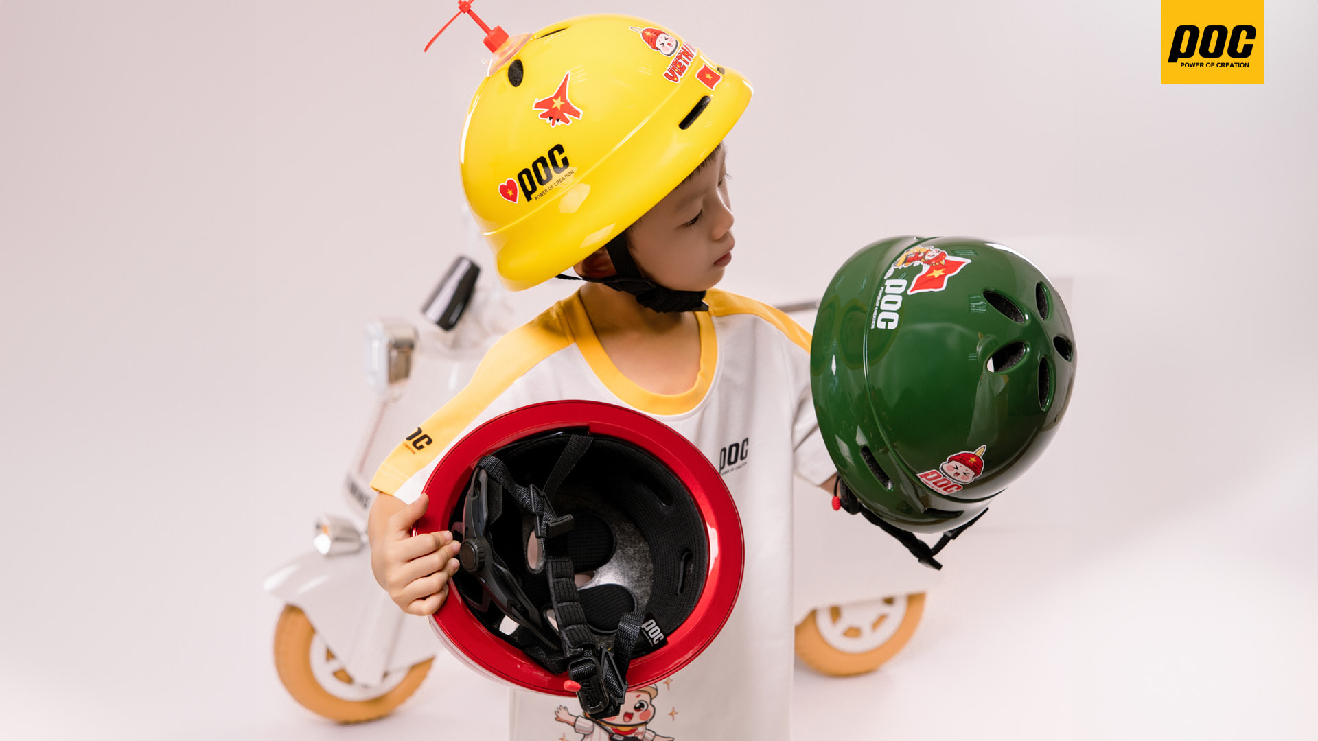 Cho bé kiểm tra mũ bảo hiểm định kỳ