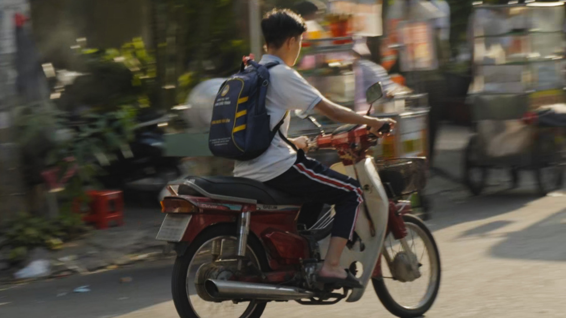Học sinh đi xe máy không đội mũ bảo hiểm