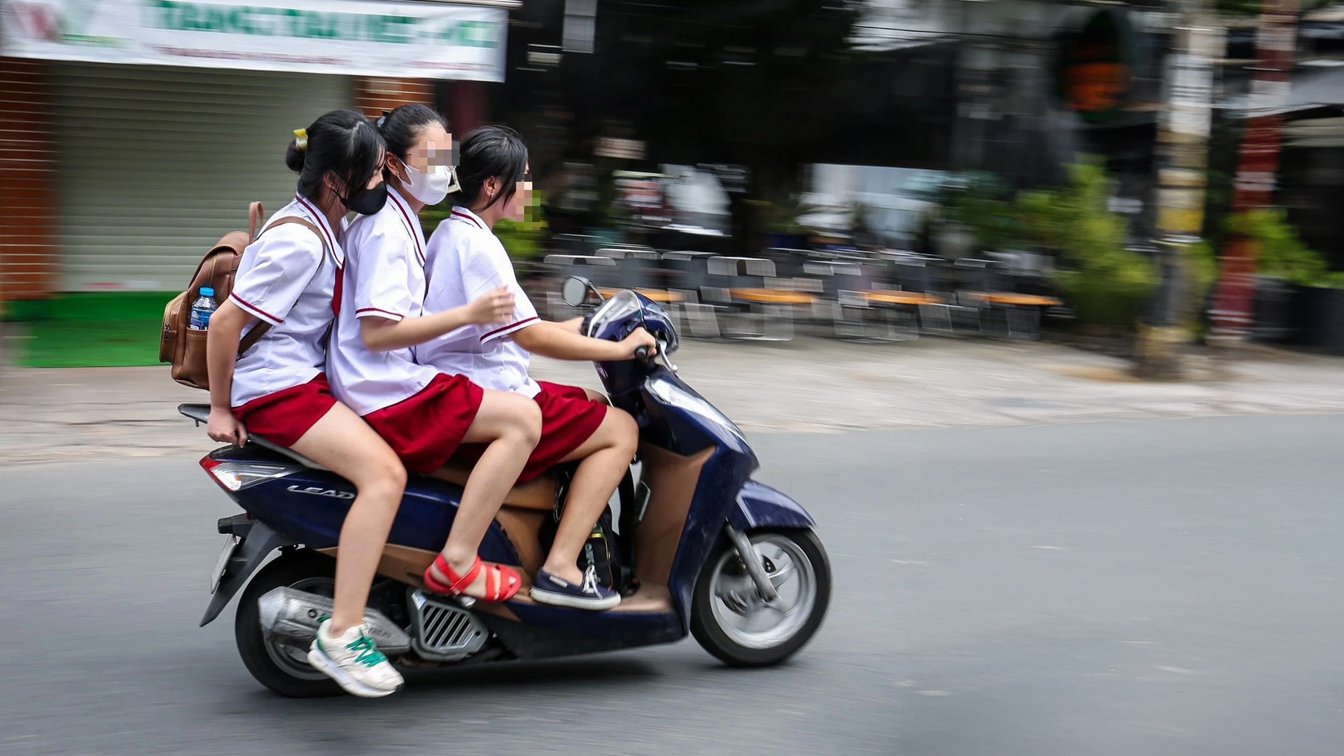 Học sinh không đội mũ bảo hiểm